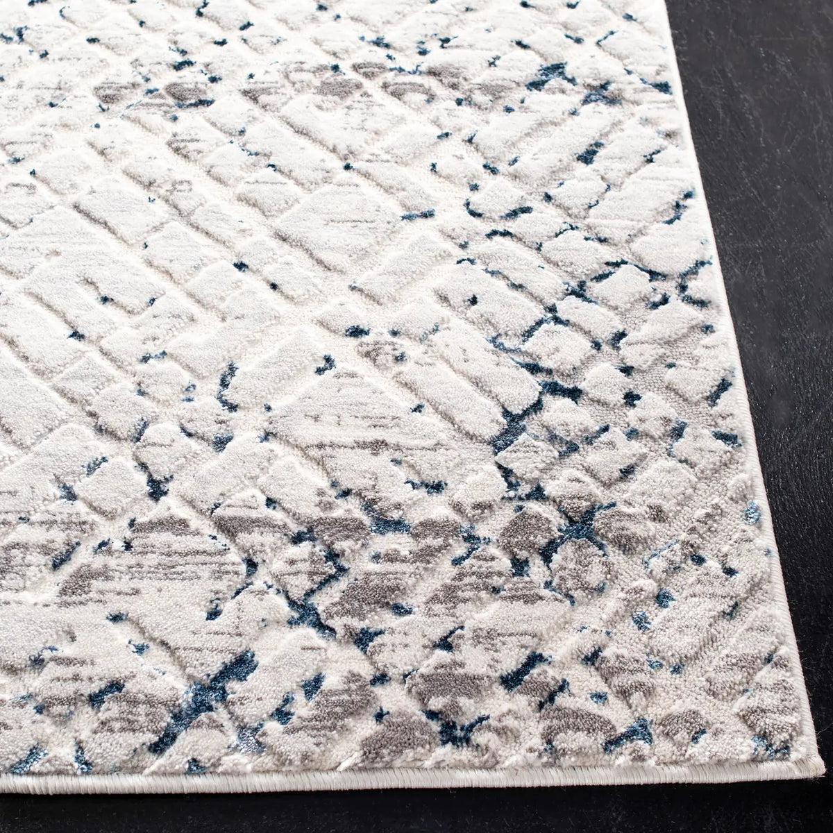 Safavieh Amalfi 4'-0" x 6'-0" Rug in Cream / Navy