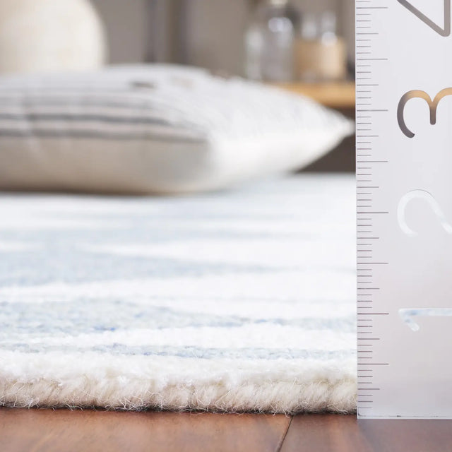 Safavieh Ebony 4'-0" x 6'-0" Rug in Blue / Ivory
