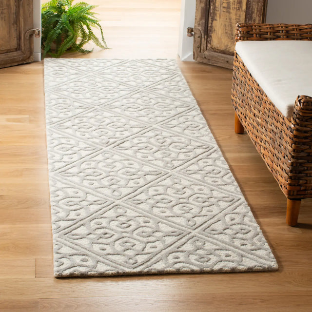 Safavieh Cambridge 2'-6" x 8'-0" Rug in Ivory / Grey