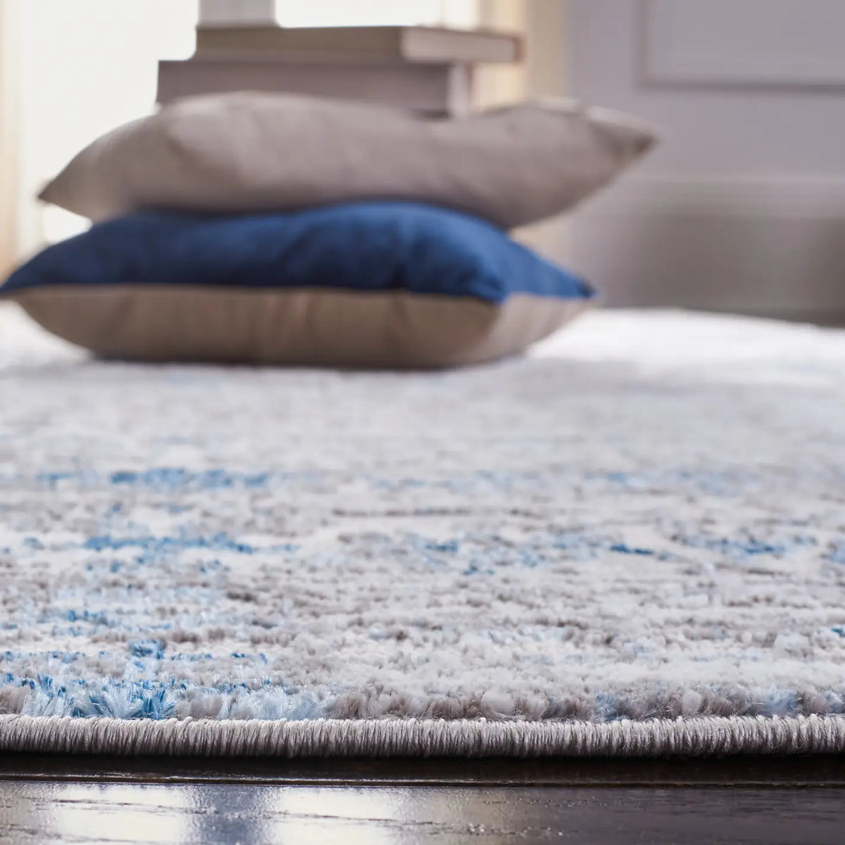 Safavieh Amelia 4'-5" x 6'-5" Rug in Grey / Blue