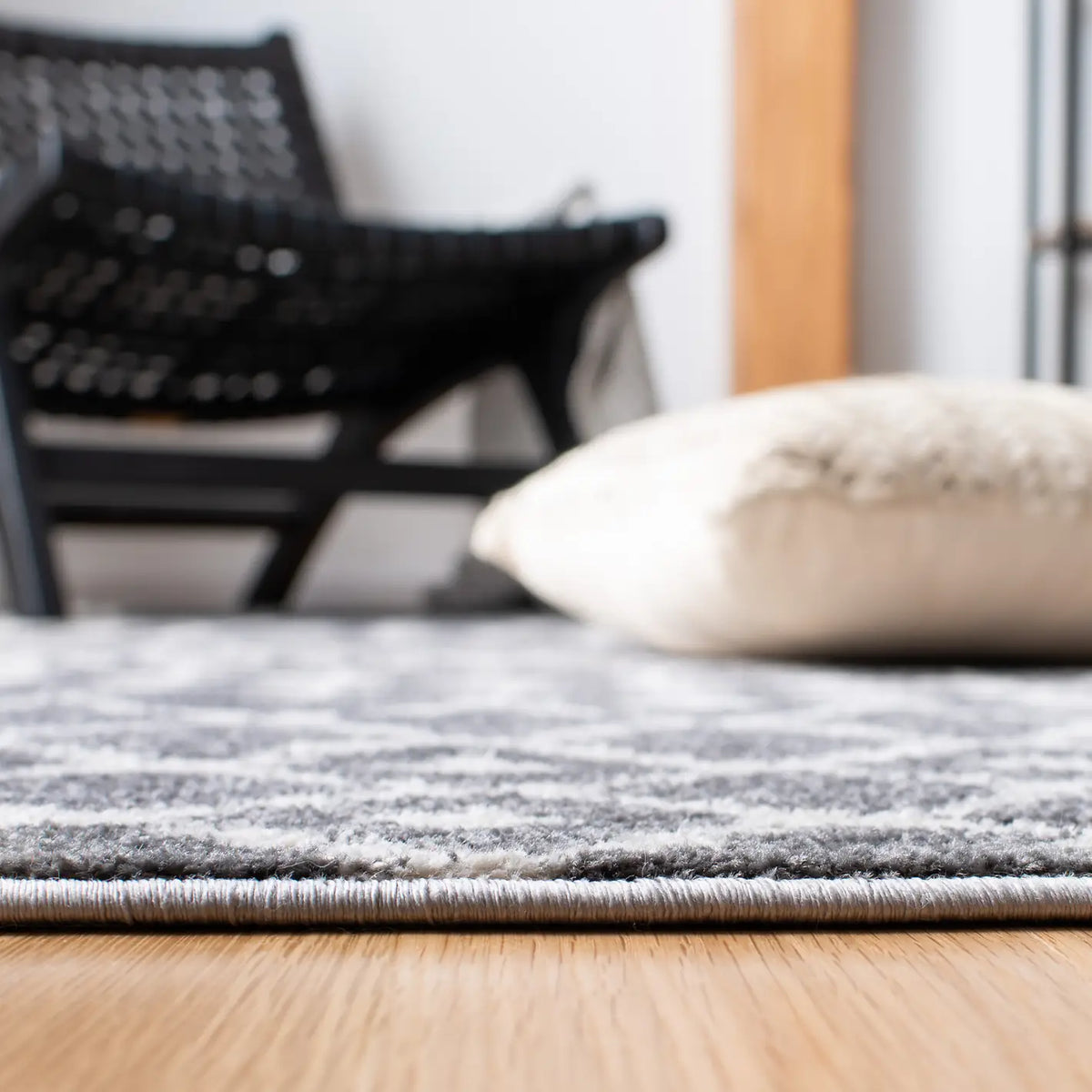 Safavieh Mercer 4'-0" x 6'-0" Rug in Grey / Cream