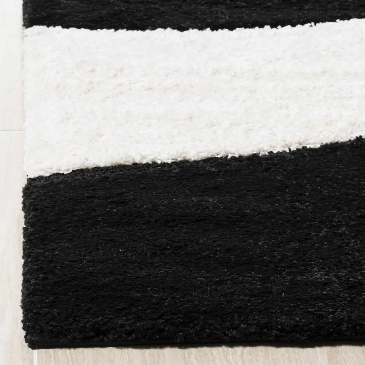 Safavieh Florida Shag 5'-3" x 7'-6" Rug in Black / Ivory