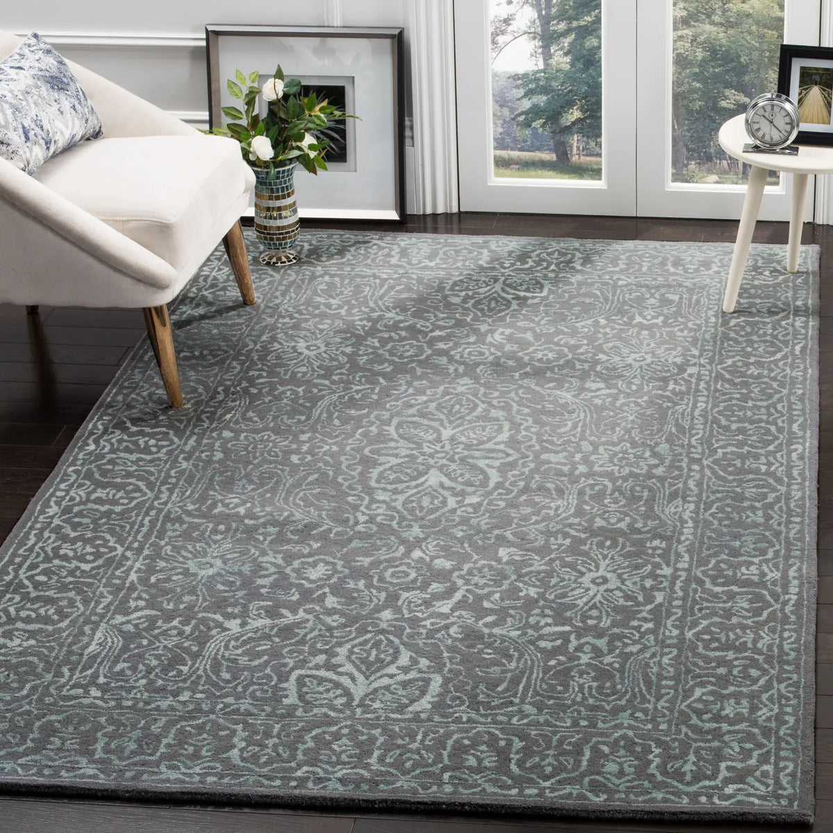 Safavieh Glamour 4'-0" x 6'-0" Rug in Opal / Grey