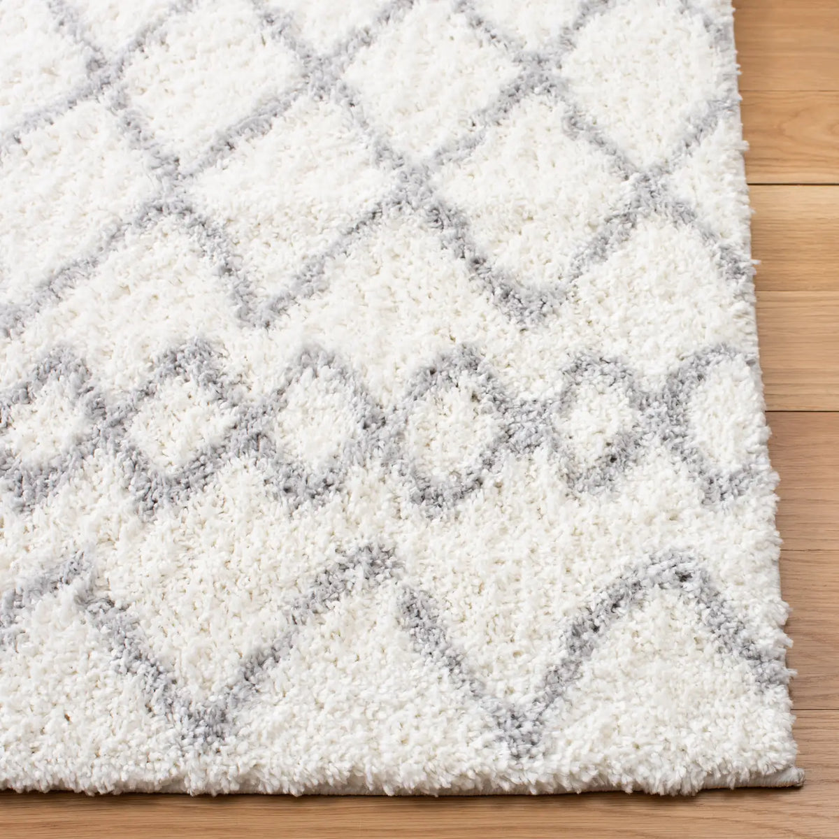 Safavieh Berber Shag 4'-0" x 6'-0" Rug in Ivory / Light Grey