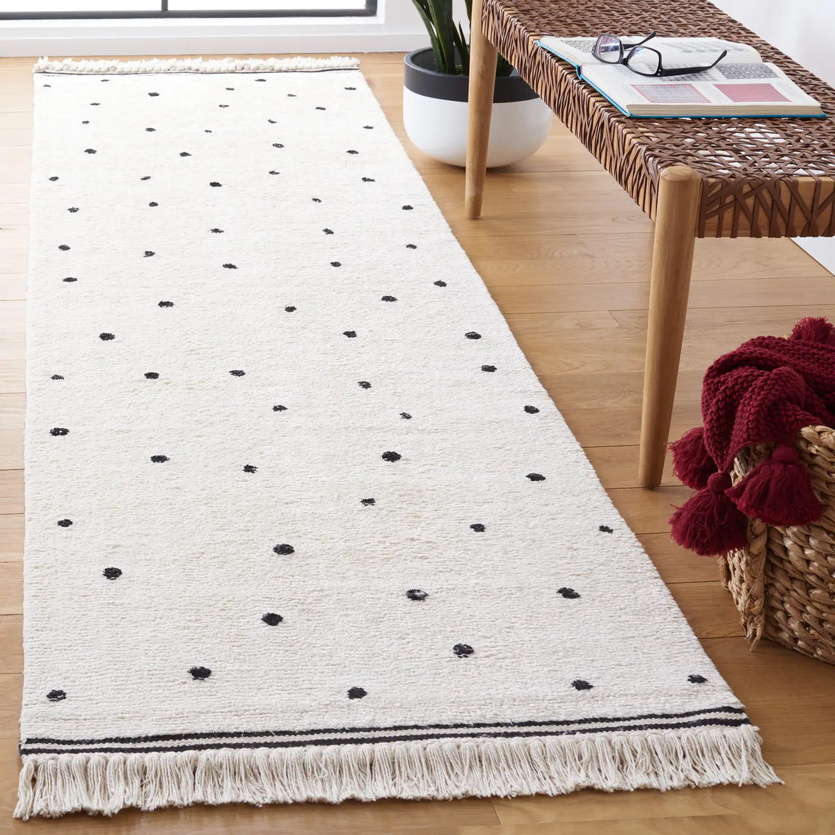 Safavieh Easy Care 2'-3" x 11'-0" Rug in Ivory / Black
