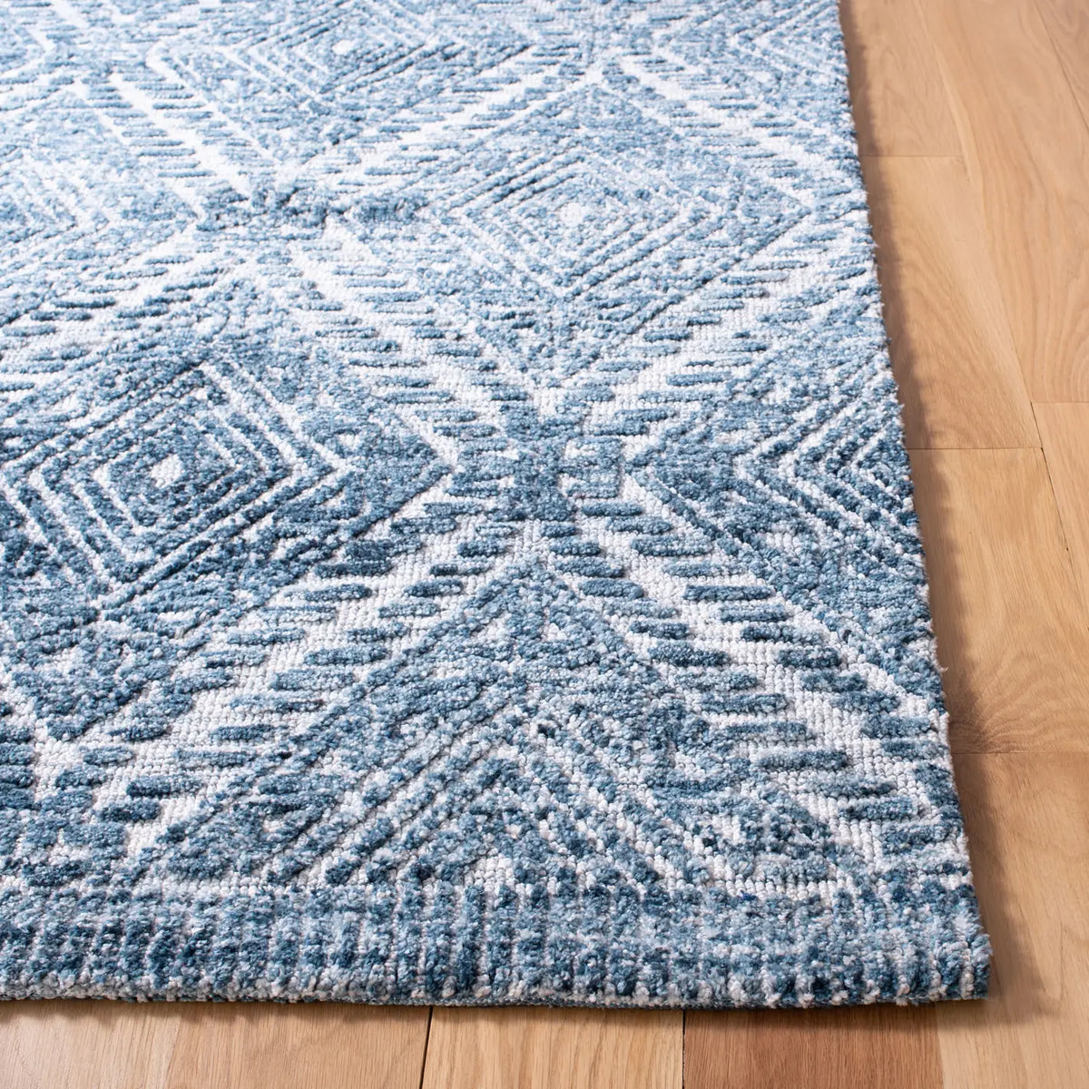 Safavieh Roslyn 4'-0" x 6'-0" Rug in Blue