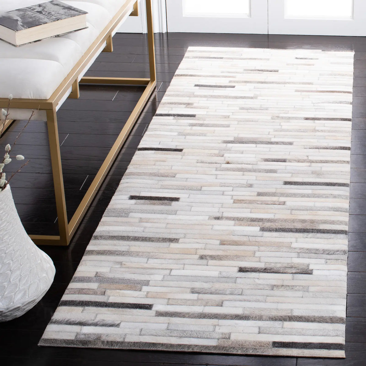 Safavieh Studio Leather 2'-3" x 7'-0" Rug in Ivory / Grey