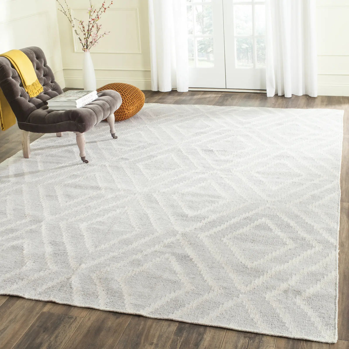 Safavieh Kilim 8'-0" x 10'-0" Rug in Silver / Ivory