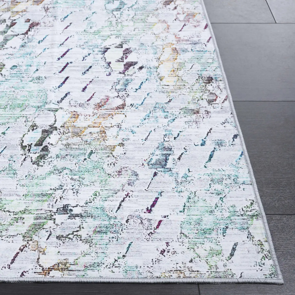 Safavieh Malibu 4'-0" x 6'-0" Rug in Grey / Green