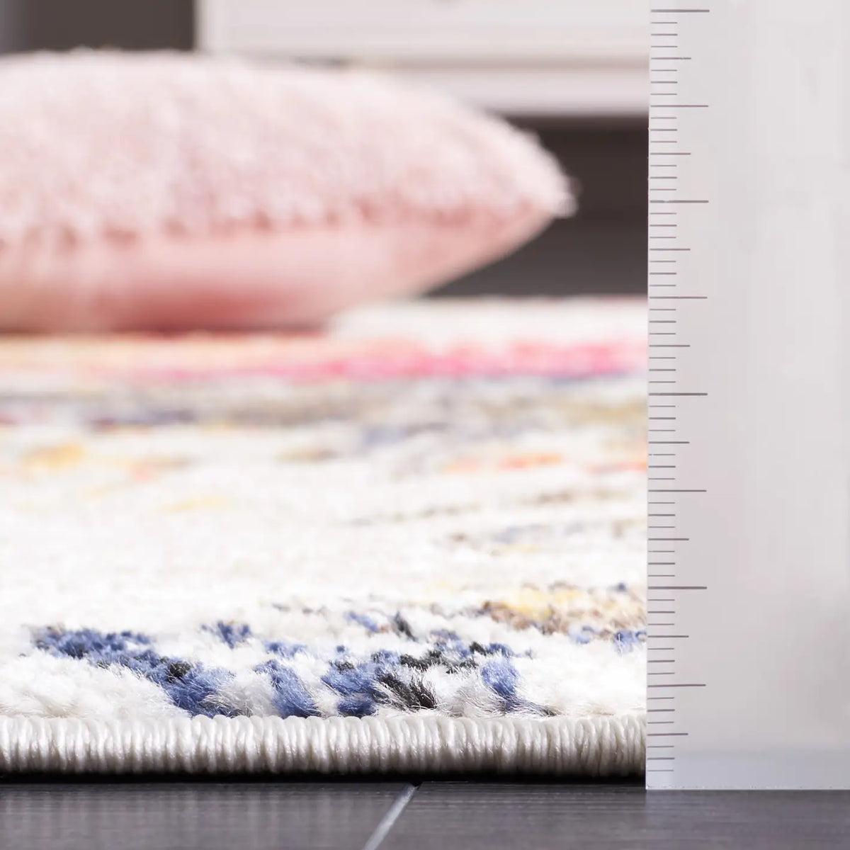 Safavieh Adirondack 4'-0" x 6'-0" Rug in Ivory / Fuchsia Gold