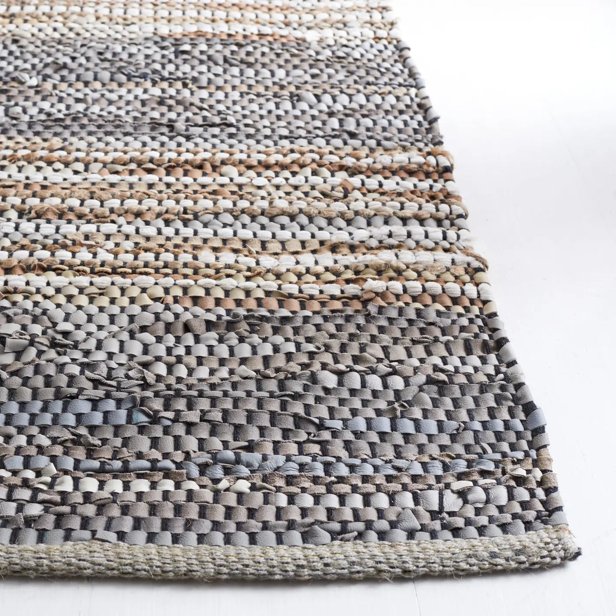 Safavieh Vintage Leather 4'-0" x 6'-0" Rug in Grey / Natural