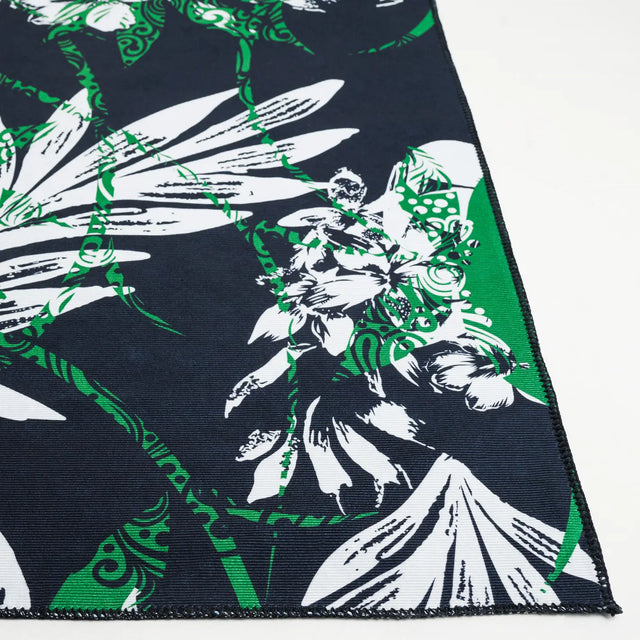 Safavieh Malibu 4'-0" x 6'-0" Rug in Black / Green