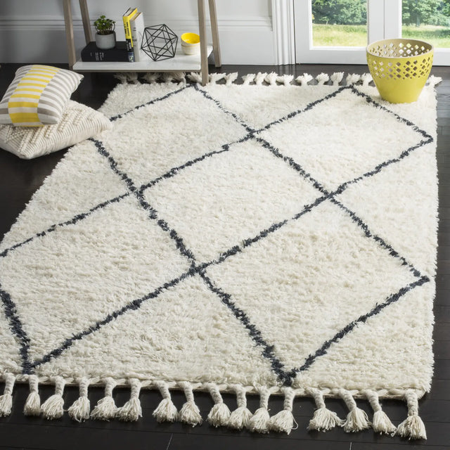 Safavieh Casablanca 5'-0" x 8'-0" Rug in Ivory / Grey