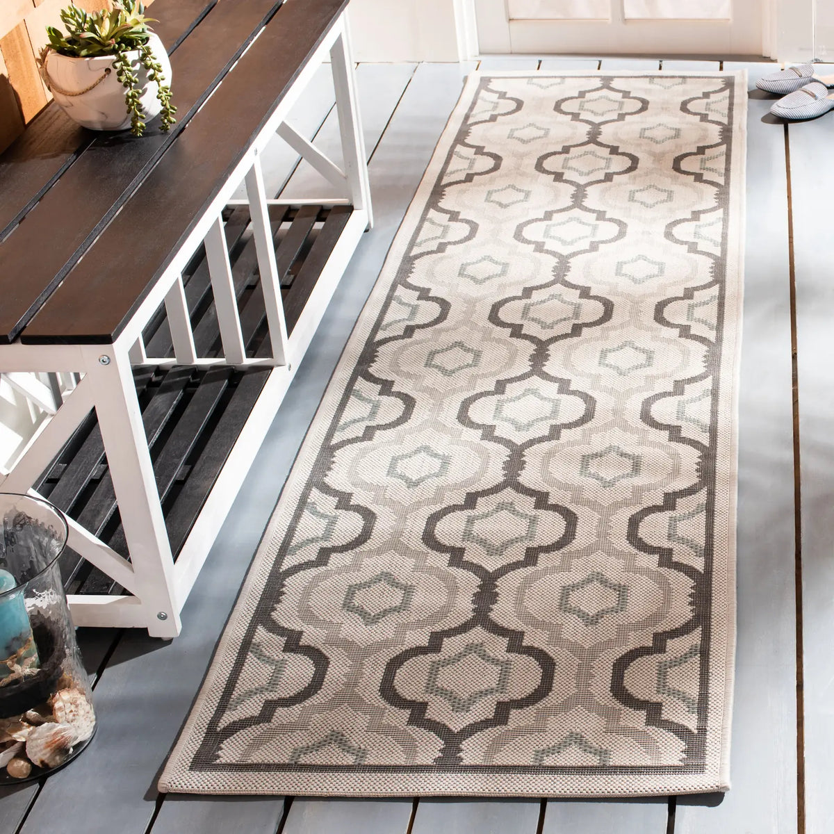 Safavieh Courtyard 2'-3" x 8'-0" Rug in Light Grey / Anthracite