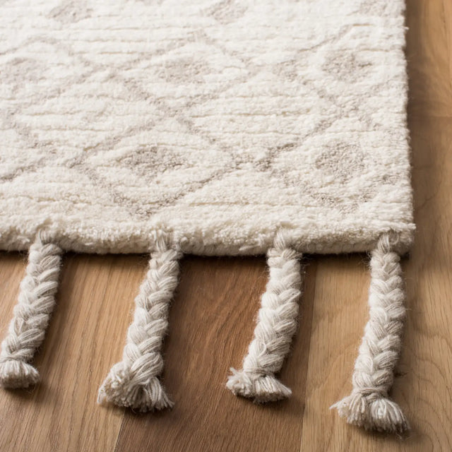 Safavieh Casablanca 4'-0" x 6'-0" Rug in Ivory / Beige