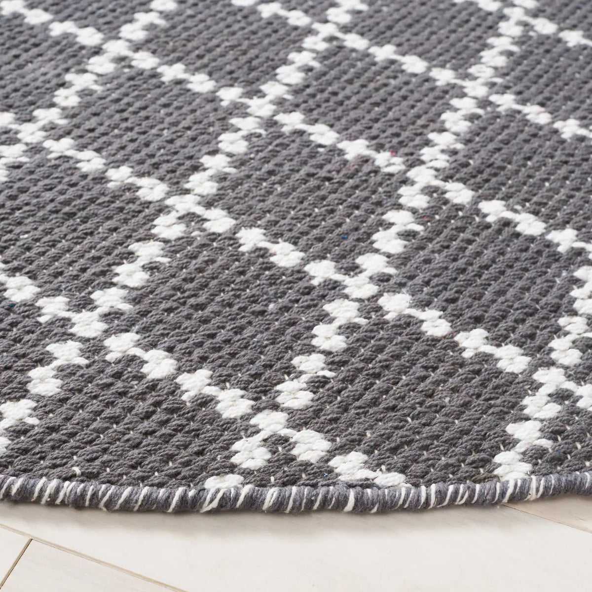 Safavieh Montauk 6'-0" x 6'-0" Rug in Dark Grey / Ivory