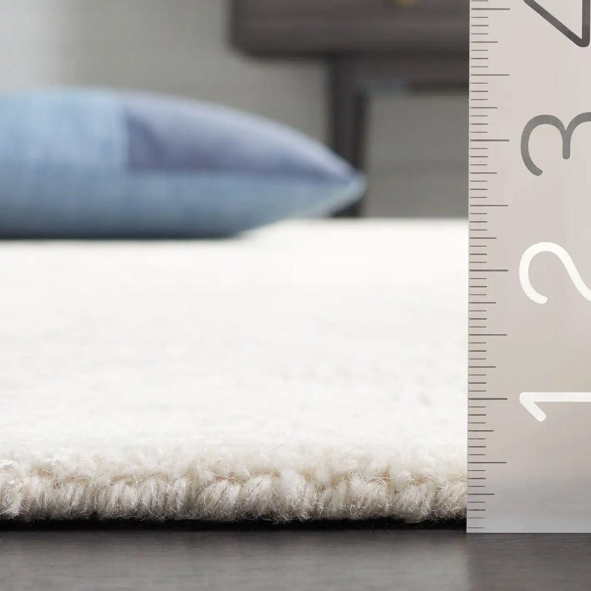 Safavieh Glamour 4'-0" x 6'-0" Rug in Ivory