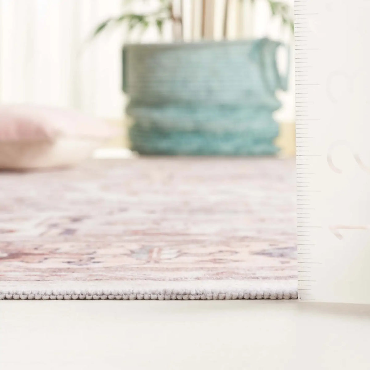 Safavieh Arizona 4'-0" x 6'-0" Rug in Peach / Beige