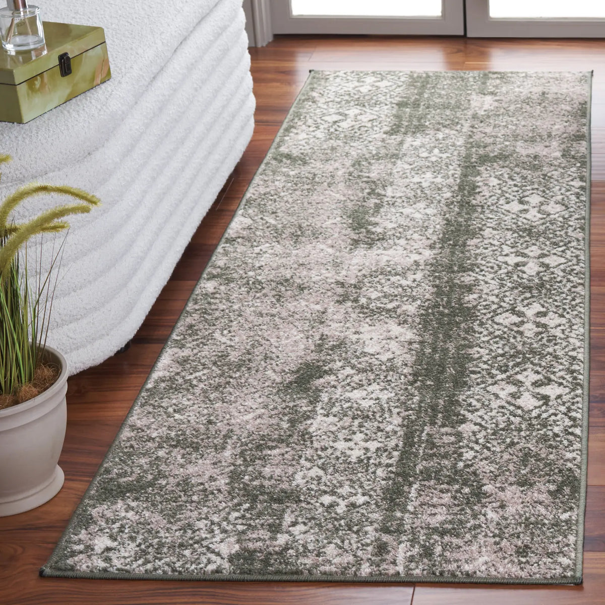 Safavieh Adirondack 2'-6" x 8'-0" Rug in Dark Green / Ivory