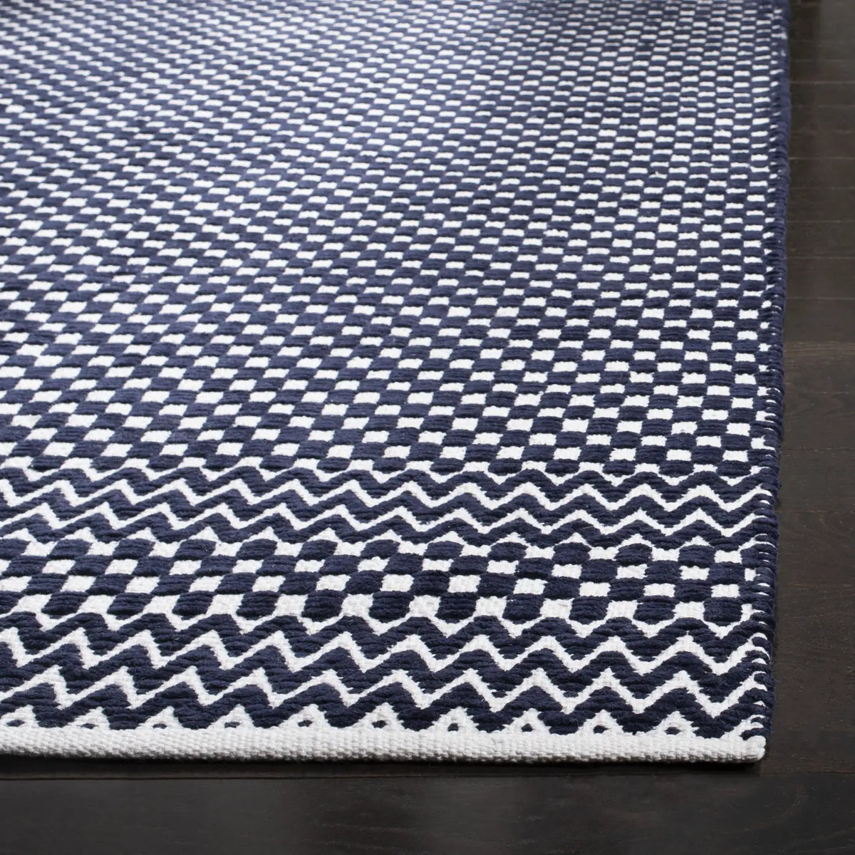 Safavieh Boston 4'-0" x 6'-0" Rug in Navy