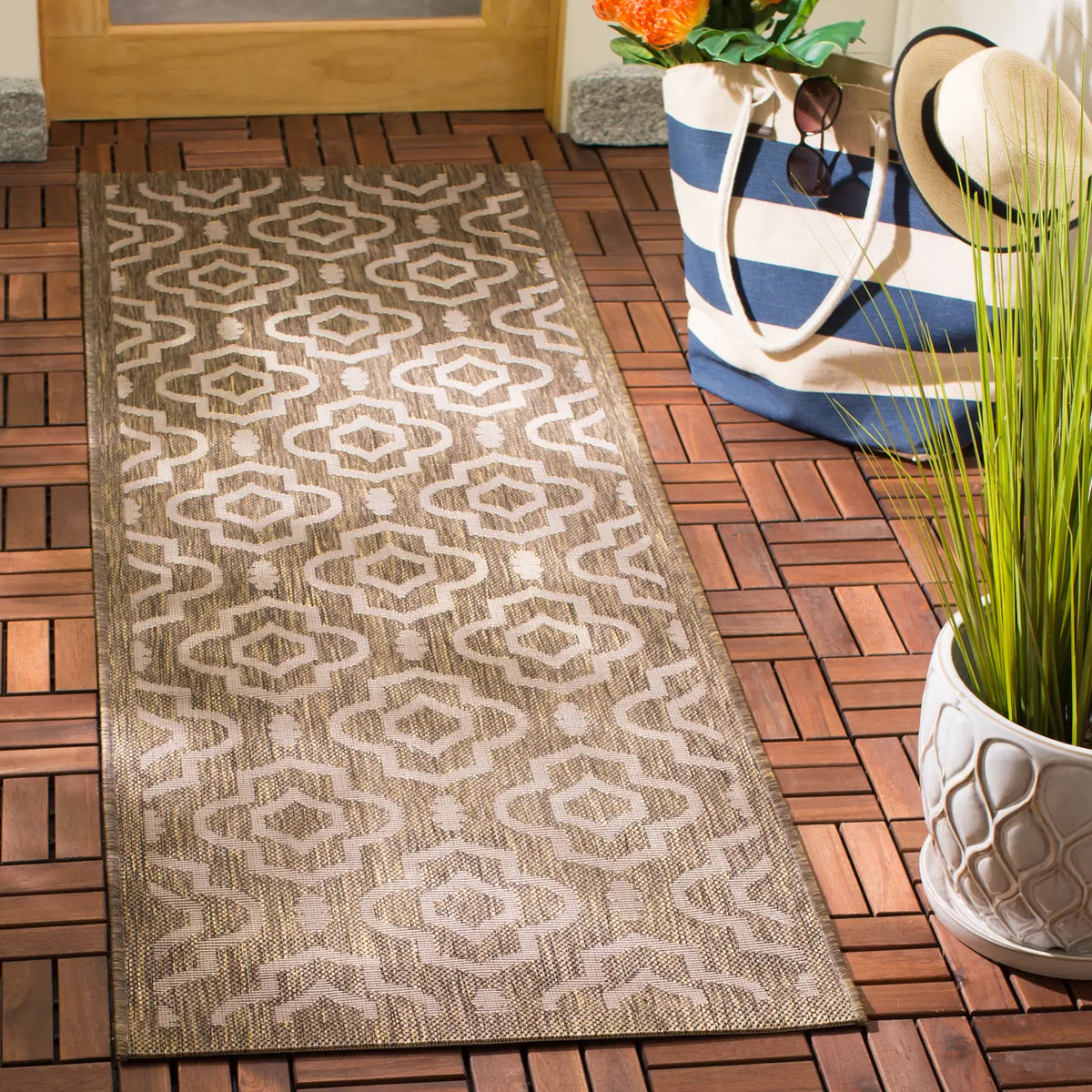Safavieh Courtyard 2'-3" x 6'-7" Rug in Brown / Bone