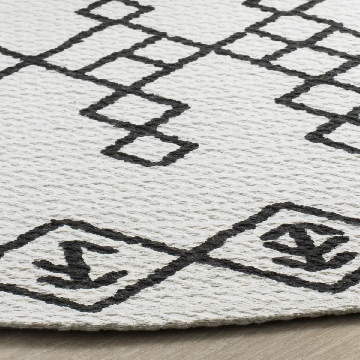 Safavieh Cedar Brook 6'-0" x 6'-0" Rug in Ivory / Black