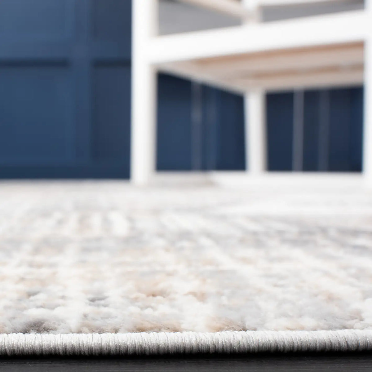 Safavieh Shivan 100 4'-0" x 6'-0" Rug in Ivory / Grey