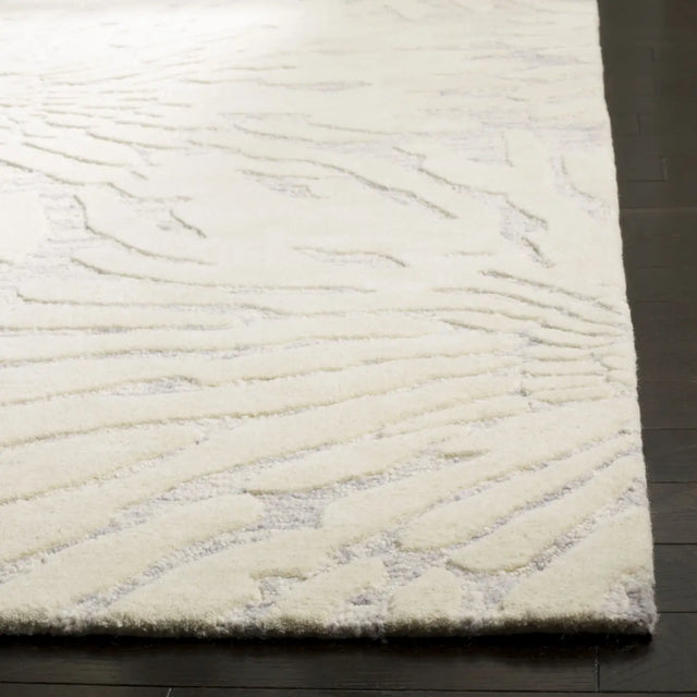 Safavieh Bella 6'-0" x 9'-0" Rug in Silver / Ivory