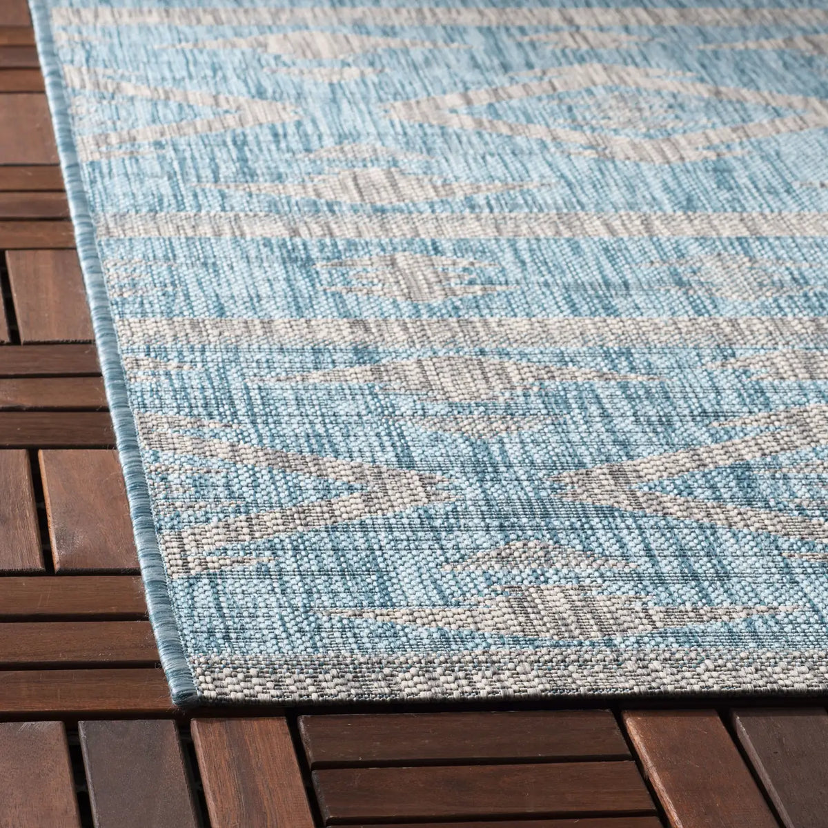 Safavieh Courtyard 4'-0" x 5'-7" Rug in Aqua / Grey