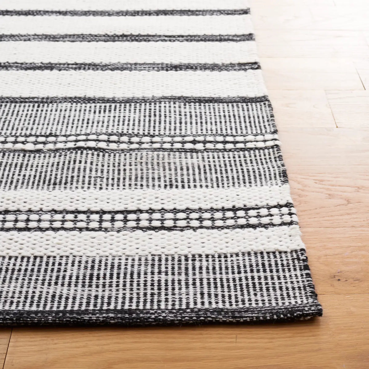 Safavieh Kilim 4'-0" x 6'-0" Rug in Ivory / Black