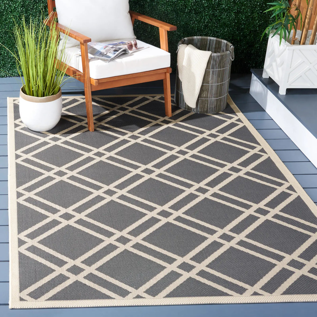 Safavieh Courtyard 4'-0" x 5'-7" Rug in Anthracite / Beige