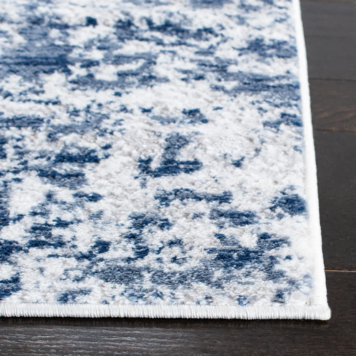 Safavieh Amelia 700 4'-0" x 6'-0" Rug in Navy / Grey