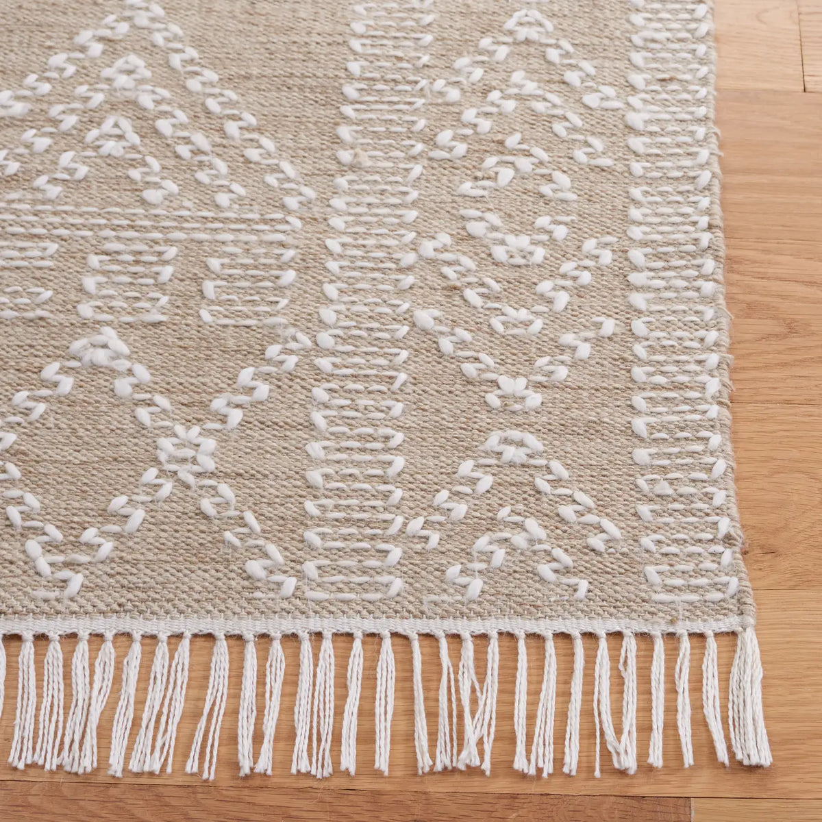 Safavieh Kilim 4'-0" x 6'-0" Rug in Beige / Ivory