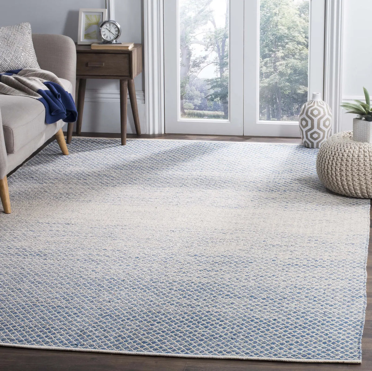 Safavieh Montauk 6'-0" x 9'-0" Rug in Blue / Ivory