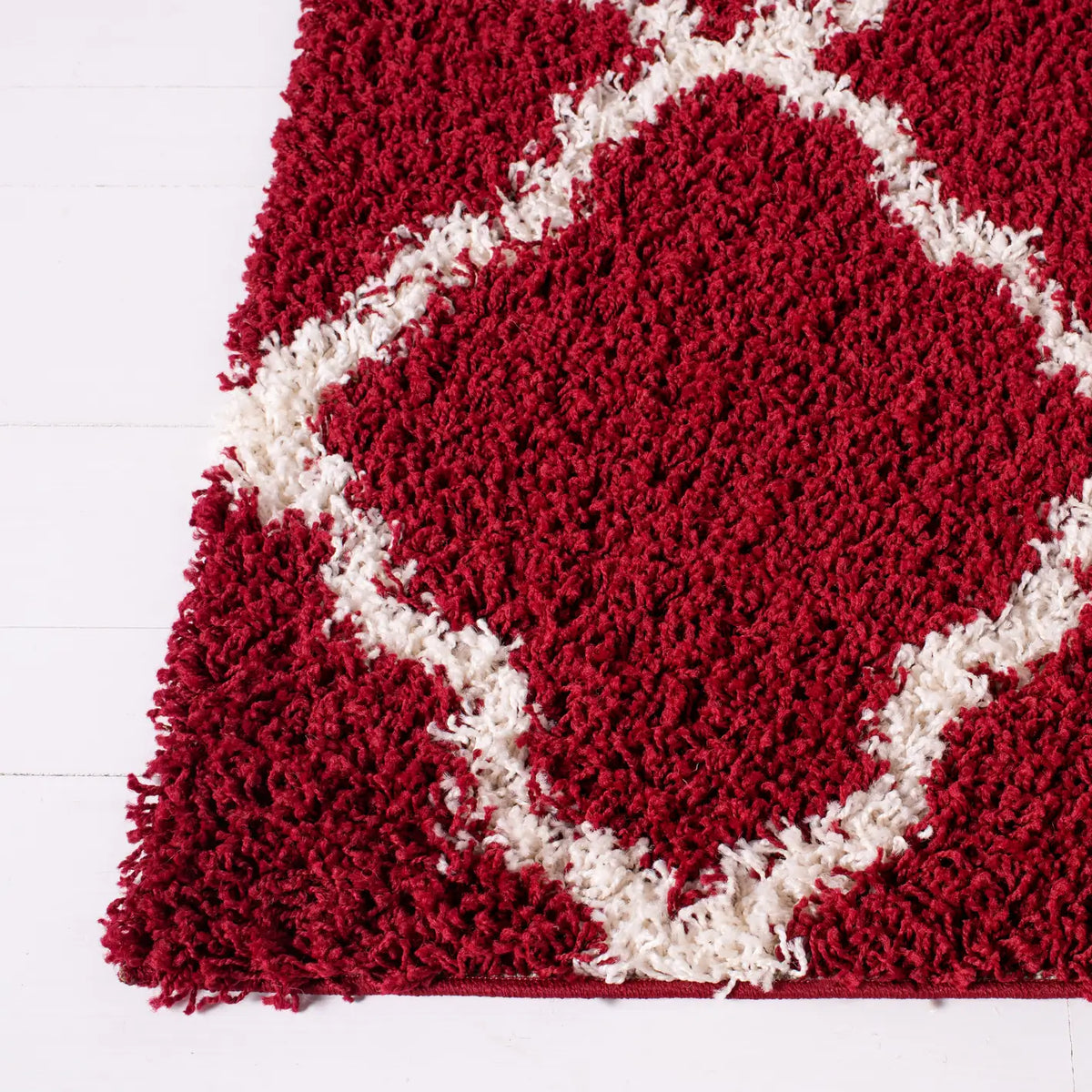 Safavieh Sgd-Dallas Shag 4'-0" x 6'-0" Rug in Red / Ivory