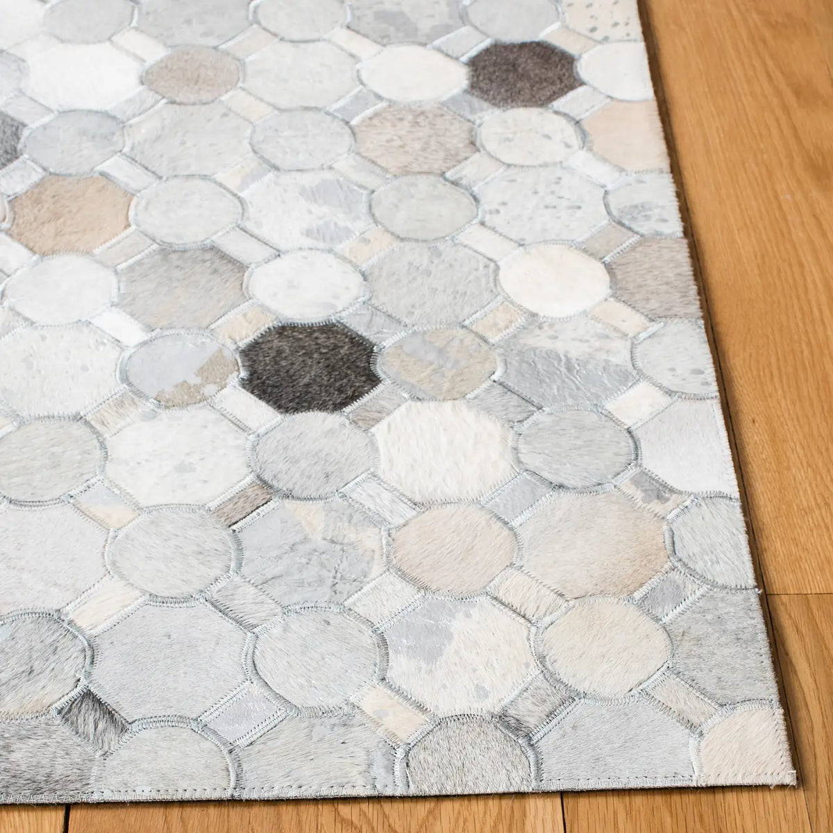 Safavieh Studio Leather 4'-0" x 6'-0" Rug in Ivory / Grey