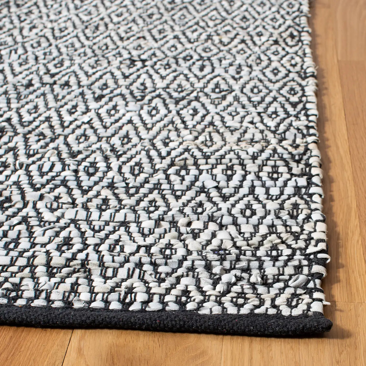 Safavieh Vintage Leather 6'-0" x 9'-0" Rug in Light Grey / Black