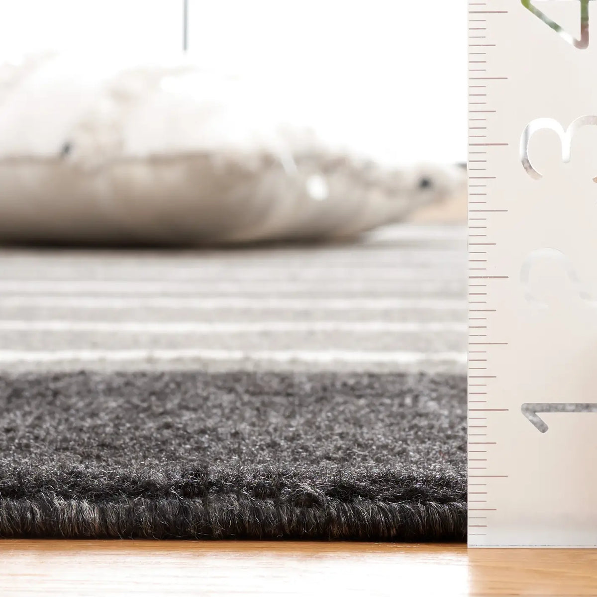 Safavieh Pyramid 4'-5" x 6'-5" Rug in Grey / Ivory Black