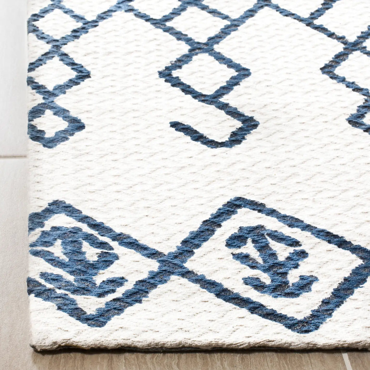 Safavieh Cedar Brook 4'-0" x 6'-0" Rug in Ivory / Navy