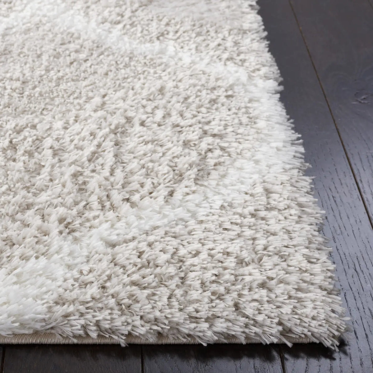 Safavieh Tahoe Shag 4'-0" x 6'-0" Rug in Silver / White