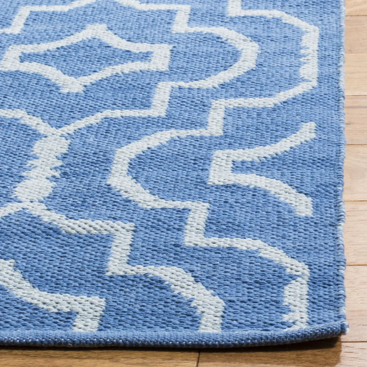 Safavieh Montauk 4'-0" x 6'-0" Rug in Blue / Ivory