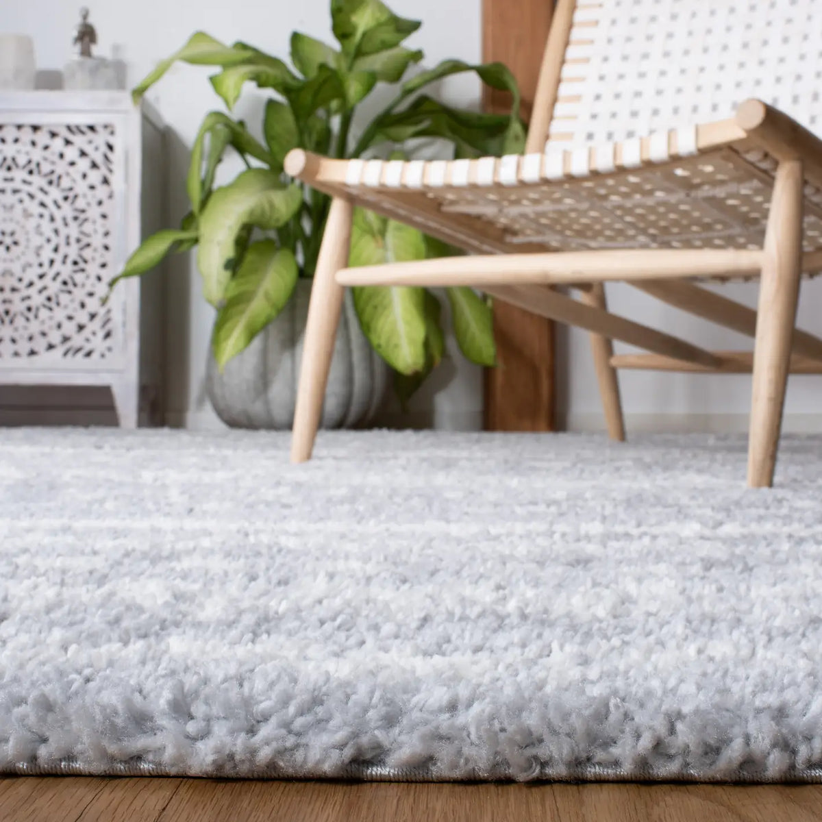 Safavieh Parma Shag 4'-0" x 6'-0" Rug in Grey / Ivory
