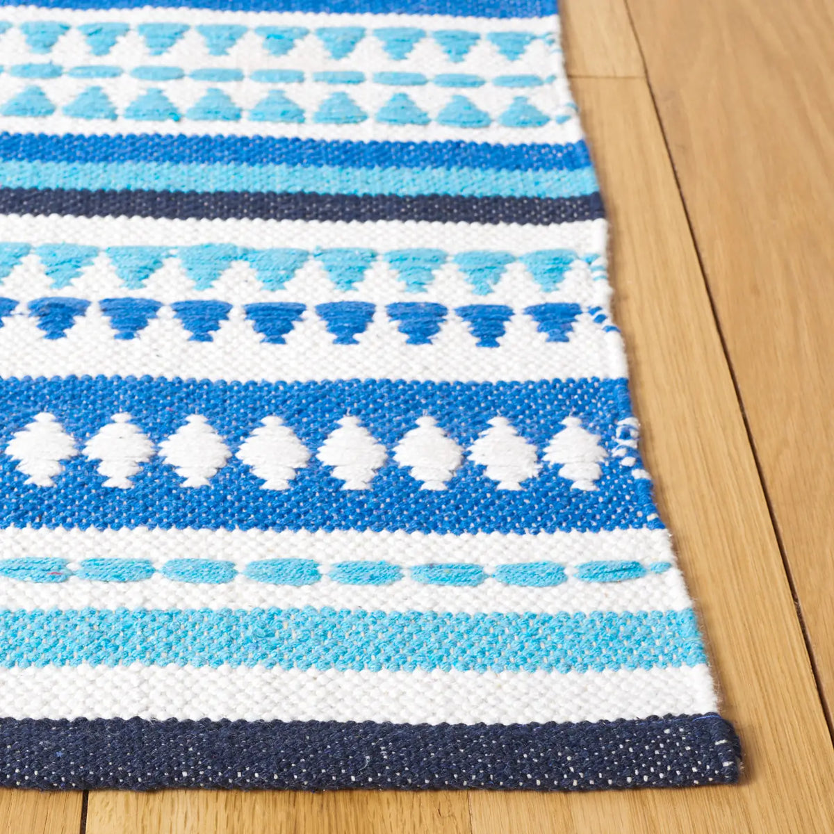 Safavieh Montauk 4'-0" x 6'-0" Rug in Blue / Ivory