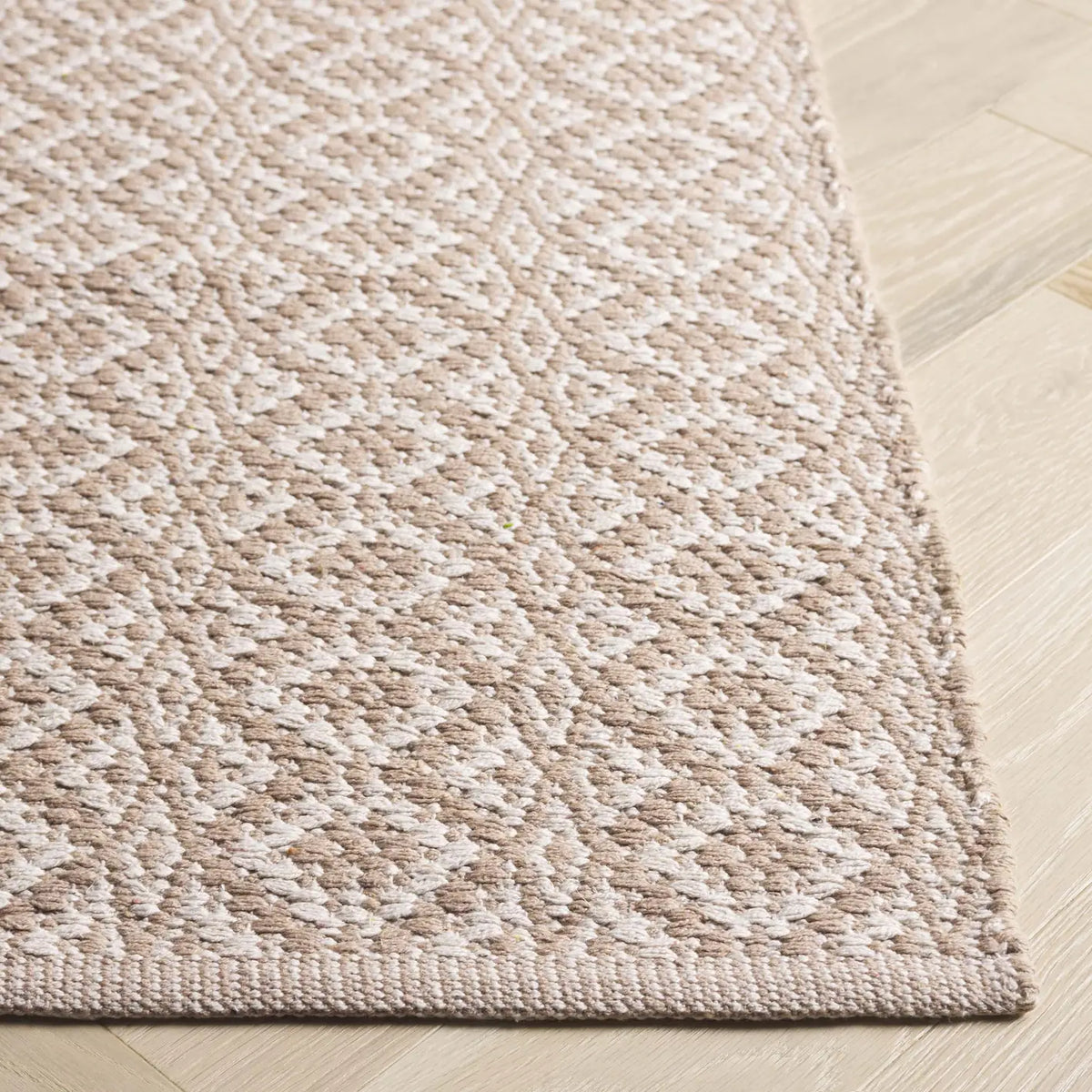 Safavieh Montauk 5'-0" x 7'-0" Rug in Ivory / Beige