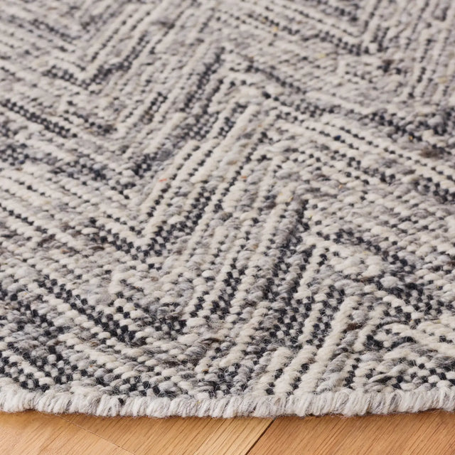 Safavieh Kilim 6'-0" x 6'-0" Rug in Beige / Black
