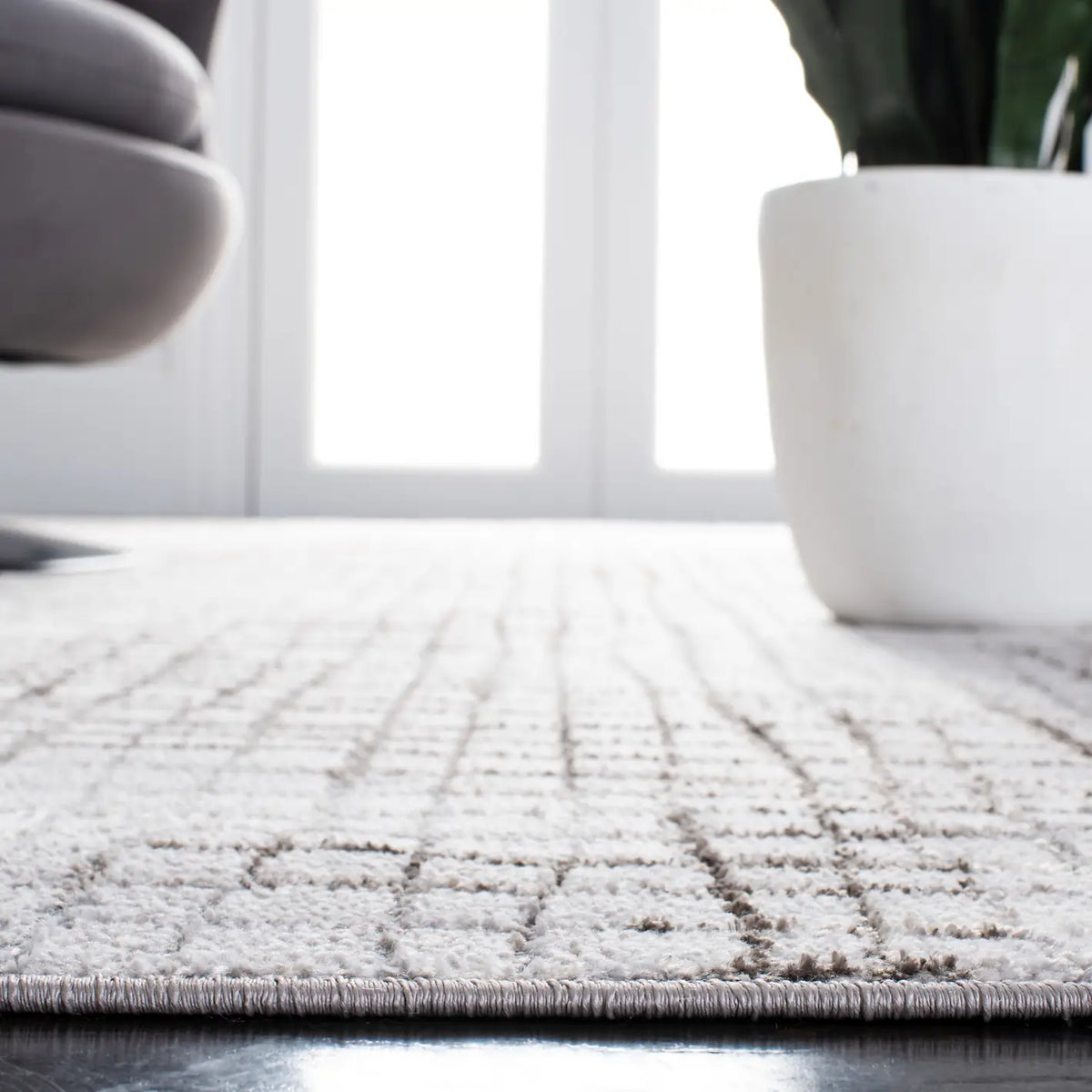 Safavieh Orchard 4'-5" x 6'-5" Rug in Grey / Light Grey