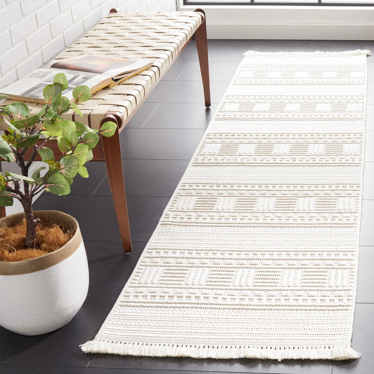 Safavieh Camden 2'-2" x 8'-0" Rug in Ivory