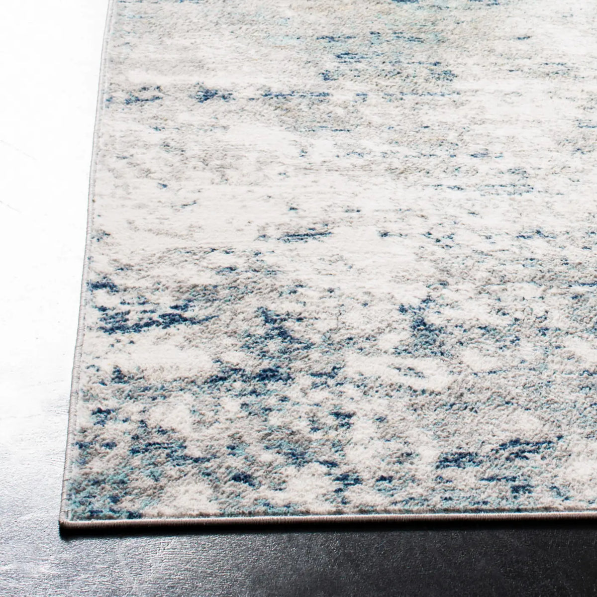 Safavieh Jasper 100 4'-0" x 6'-0" Rug in Grey / Blue