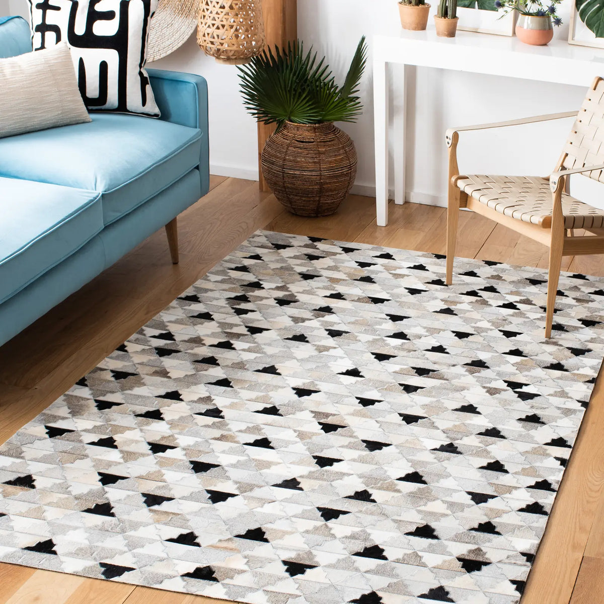 Safavieh Studio Leather 4'-0" x 6'-0" Rug in Grey / Black