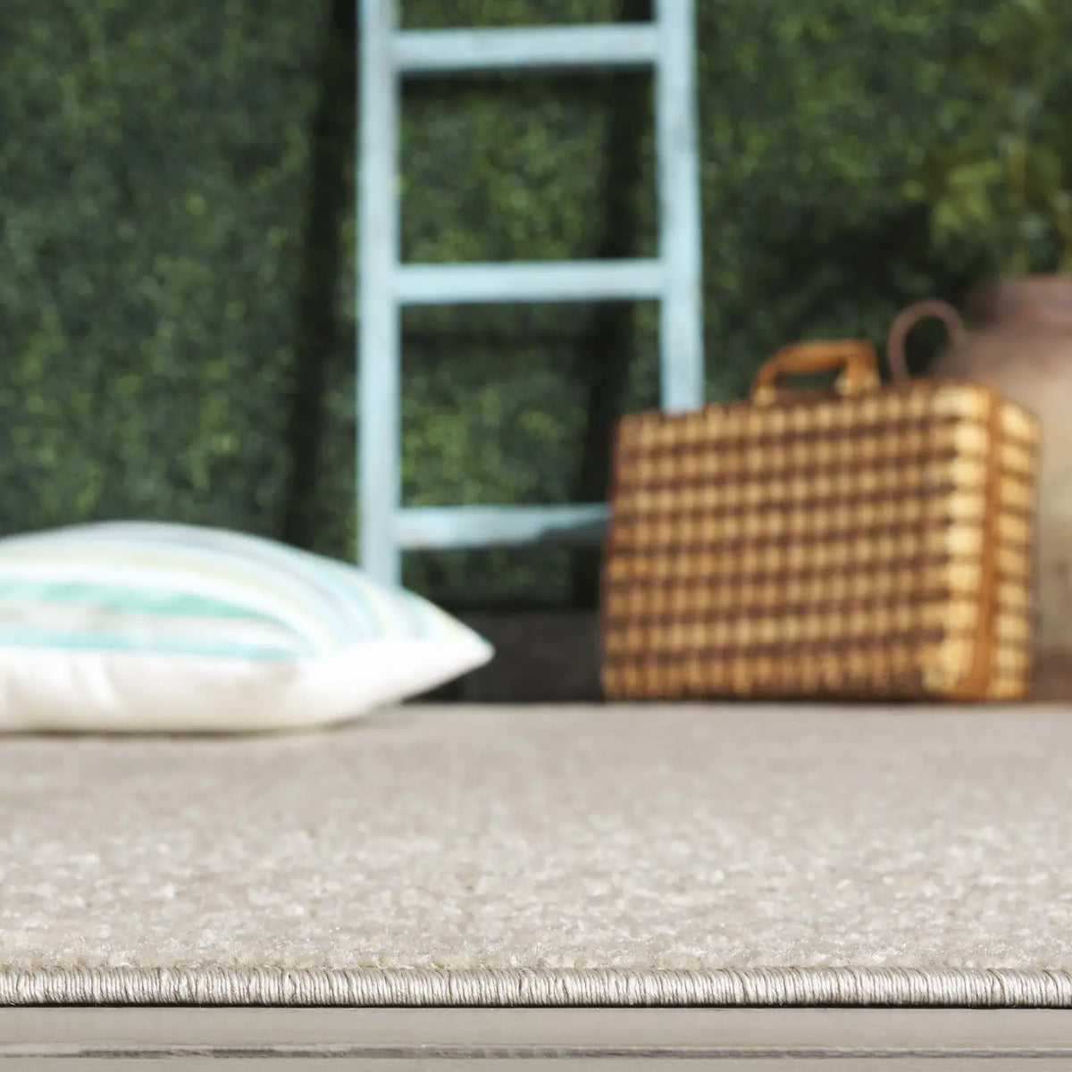 Safavieh Stella 4'-0" x 6'-0" Rug in Beige